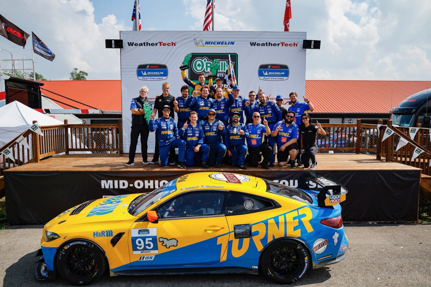 Turner Motorsport team celebrates the Mid-Ohio win